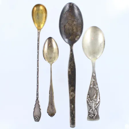 Neljä lusikkaa, pituus 115-178mm, 813-916hopea,  Paino: 93,1 g