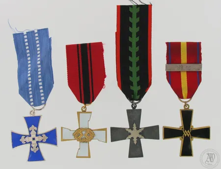 Neljä kunniamerkkiä: Kotijoukkojen muistoristi, Karjalan risti, 1. Divisioonan muistoristi (l.D mr.) ''JR 56''. Kannaksen muistoristi 1939-1944