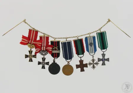 Minikunniamerkkiripa: Vapaudenristi 3 mk, Vapaudenristi 4 mk, Talvisodan muistomitali, Jatkosodan muistomitali, Taipaleen muistoristi, 19. divisioona muistoristi, Suojeluskuntain rautainen ansioristi
