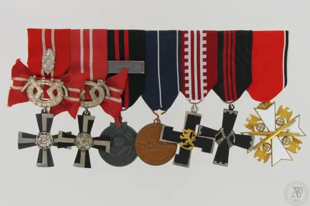 Kunniamerkkiripa: Vapaudenristi 4 tlk (1941), Vapaudenristi 4 mk (1939), Talvisodan muistomitali, Jatkosodan muistomitali, Päämajan muistoristi, Kannaksen risti IV AK, Muistoristi Saksa Kotkaritarikunnan III luokka miekoilla