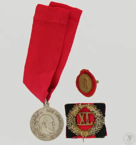 Kolme kunniamerkkiä: Venäjä, A III mitali , Uskollisuudesta N II (mini) ja Virka-ansiomerkki XL