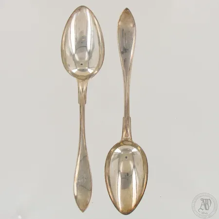 Kaksi ruokalusikkaa, kaiverrettu ja käytön jälkiä, pituus 225mm, 813,  Paino: 140,4 g