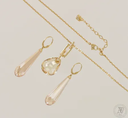 Kaulakoru ja Korvakorut Swarovski, ketjun pituus 43cm, riipuksen korkeus 47mm, korvakorujen korkeus 55mm, metallia, laatikot
