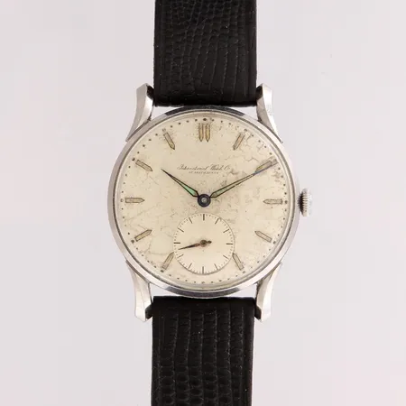 Teräsrannekello, International Watch Co. Schaffhausen, mekaaninen, taulun Ø 33mm, taulussa hapettumaa, pleksilasissa kulumaa, nahkaranneke