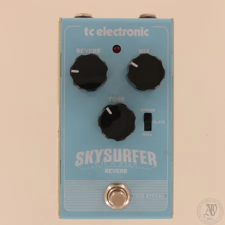 Efektipedaali TC Electronic Skysurfer Reverb, käytöstä aiheutunutta pientä kulumaa, piuha.  Lähetetään postipakettina.