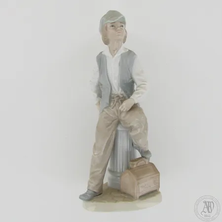 Posliinifiguuri, korkeus 250mm, Hand Made in Spain by Lladro. Lähetetään postipakettina. Tekstiä muutettu 6.9.2021