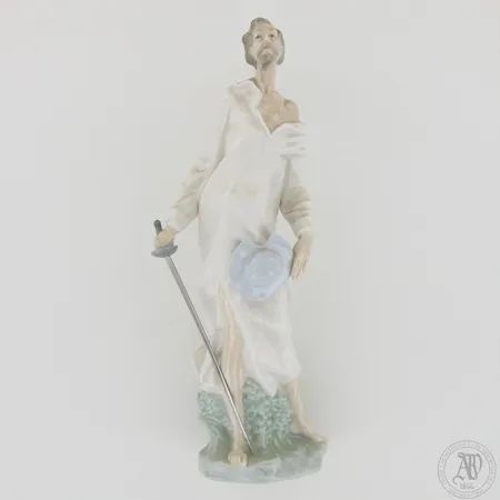Posliinifiguuri, korkeus 290mm, Hand Made in Spain by Lladro. Lähetetään postipakettina. Tekstiä muutettu 6.9.2021