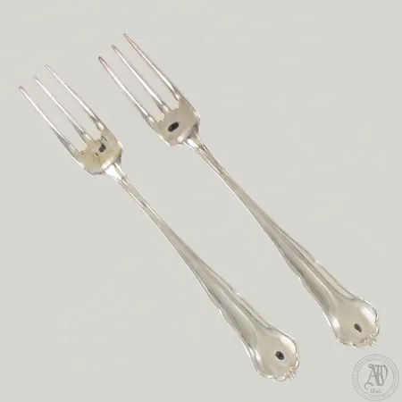 Kaksi otinhaarukkaa, Chippendale, käytön jälkiä, pituus 115mm, 830,  Paino: 24,2 g