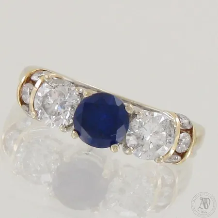 Kivisormus timanteilla 6xn.0.05ct 2xn.0.50ct, koko 17½, 585br,  Paino: 4,8 g