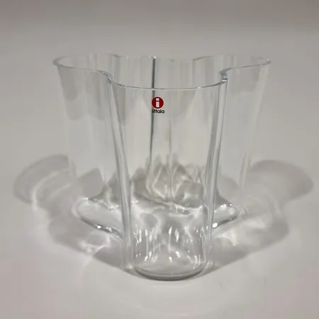 Aalto-maljakko kirkas, laserkaiverrus Alvar Aalto, korkeus 160mm, todella pieni lohkeama reunassa tarran kohdalla