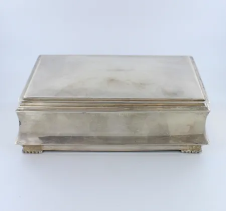 Hopeinen korurasia, kaiverrettu, mitat 45x115x150mm, pieniä käytön jälkiä, 813br, Paino: 263,3 g