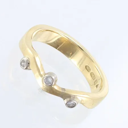 Timanttisormus 3xn.0.01ct, Kalevala Koru / Kaunis Koru, vuodelta 1997, koko 16¼, 750 kelta- ja valkokulta,  Paino: 4,8 g