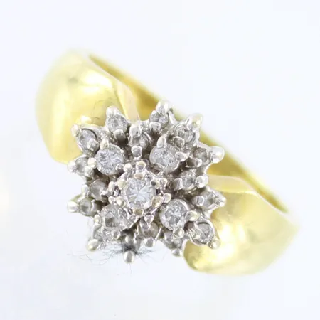 Timanttisormus 1xn.0.03ct 4xn.0.01ct 16xn.0.005ct, runko hieman soikea, koko 17, 750 Paino: 6,9 g