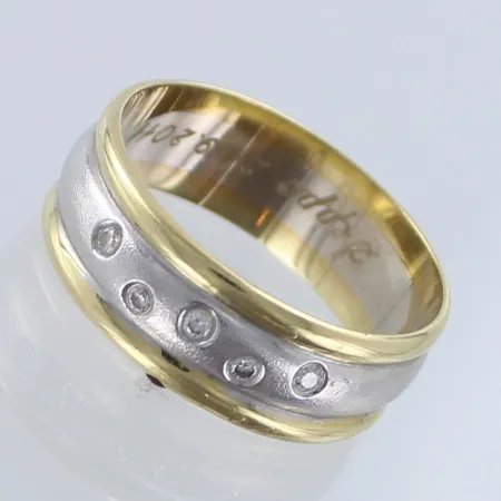 Timanttisormus 5xn.0.02ct, Silván, kaiverrettu, koko 19¾, leveys 7,3mm, kelta- ja valkokulta 585 Paino: 5,9 g