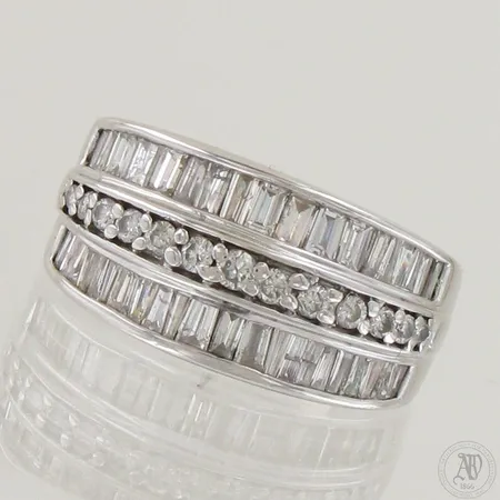 Timanttisormus 40xn.0.02ct baguette (kolme viallista timanttia) 8xn.0.01-0.02ct 5xn.0.03-0.04ct brilliant, koko 17, tekijäleima VIN, 585 valkokulta,  Paino: 8,1 g