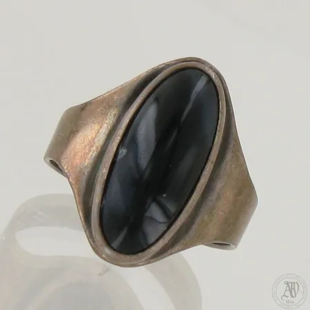 Kivisormus, kaiverrettu ja käytön jälkiä, koko 17½, vuodelta 1961, 813br,  Paino: 4,7 g
