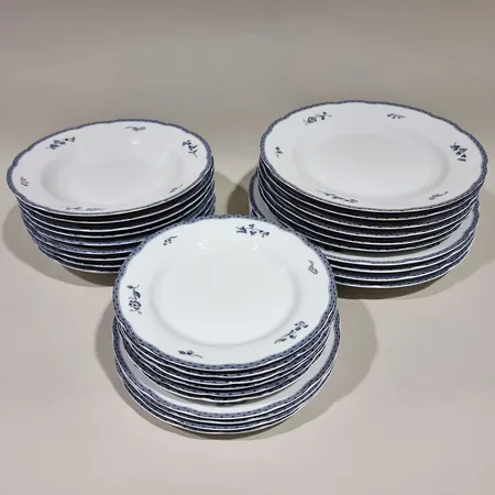 29 Lautasta, Christineholm, Jackie nylund, Apilan lehti, 6kpl matalaa lautasta Ø 19cm, 4kpl matalaa lautasta Ø 21cm, 6kpl matalaa lautasta Ø24,5cm, 4kpl matalaa lautasta Ø26,5cm, 9 kpl syvää lautasta Ø22cm, Lähetetään postipakettina.