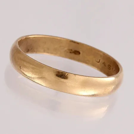 Sileäsormus, kaiverrettu, koko 19¼, leveys 3,8mm, 585,  Paino: 3,6 g