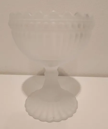 Mariskooli, Iittala, korkeus 155mm, matta kirkas, pohjassa iskeymä ja jalassa pala pois