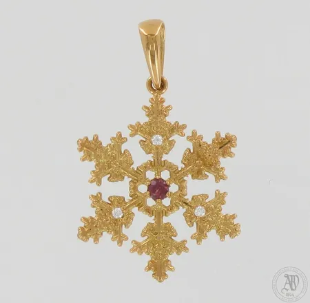 Kiviriipus timanteilla 3xn.0.01ct, korkeus 39mm, 750br,  Paino: 3,7 g