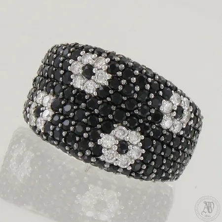 Kivisormus timanteilla 24xn.0.01ct, koko 16¾, 750br valkokulta,  Paino: 11,2 g