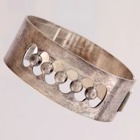 Rannerengas, Ø 59mm, pieniä käytön jälkiä, design Heikki Kaksonen, Kaunis Koru, vuodelta 1963, 916, paino 42,4g Paino: 42,4 g