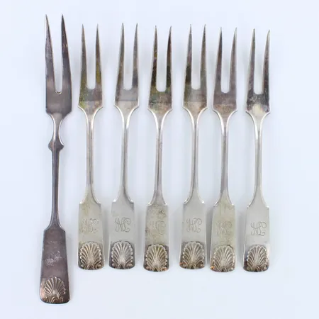 Seitsemän leikkelehaarukkaa, Musla, kaiverrettu, pituudet 128-150mm, 813 Paino: 110,6 g