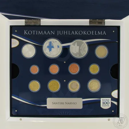Kotimaan juhlakokoelma Suomi 100 vuotta, Suomen Moneta: Itsenäinen Suomi 100 vuotta 10 500 10,0g, Suomi 100 vuotta- hopeamitali 925 31,0g, Suomen itsenäisyys 6.12.1917- juhlaraha 20 925 25,5g, Itsenäinen Suomi 100 vuotta 2 Cu/Ni, Suomi 1 sentti, 2 senttiä, 5 senttiä, 10 senttiä, 20 senttiä ja 50 senttiä Cu/teräs, Suomi 1 euro Cu/ni ja Suomi 2 euroa Cu/Ni, laatikko ja aitoustodistus