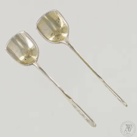 Kaksi kaviaarilusikkaa, kaiverrettu ja käytön jälkiä, pituus 70mm, leima 84,  Paino: 15,1 g