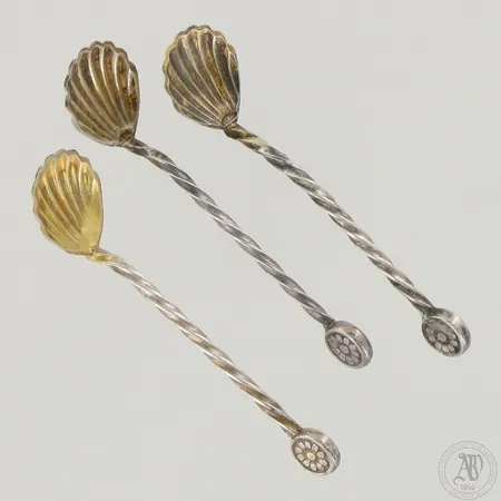 Kolme kaviaarilusikkaa, käytön jälkiä, pituus 55mm, 800,  Paino: 6,2 g
