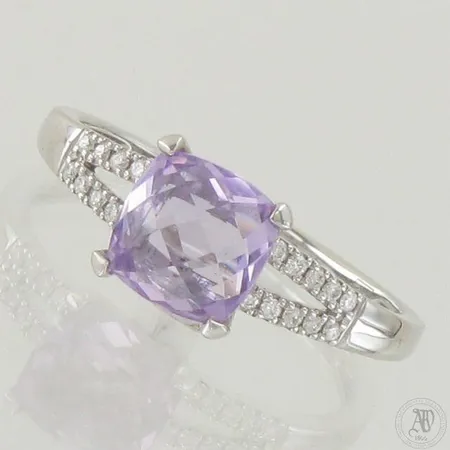 Ametisti-sormus timanteilla 20xn.0.005ct, koko 18¼, rasia ja todistus Kultajousi, 585br valkokulta,  Paino: 2,8 g