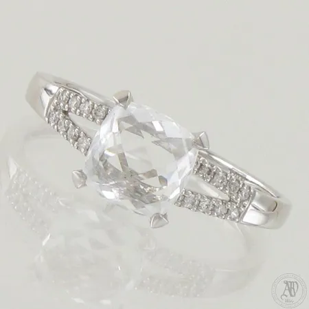 Valkotopaasisormus timanteilla 20xn.0.005ct, koko 18¼, rasia ja todistus Kultajousi, 585br valkokulta,  Paino: 2,8 g