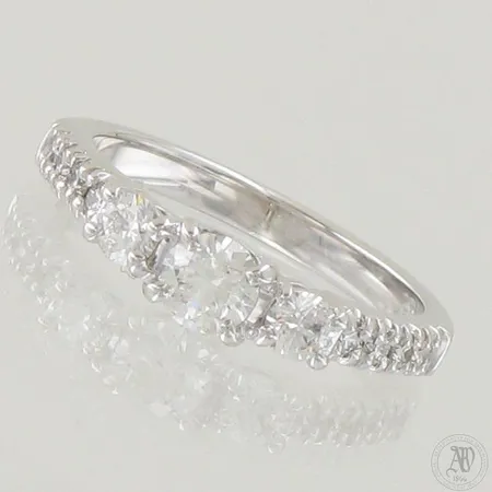 Timanttisormus 8xn.0.02ct 2xn.0.10ct 1xn.0.30ct, koko 15¾, tekijäleima NO, rasia ja GIA-todistus, 585 valkokulta,  Paino: 3 g