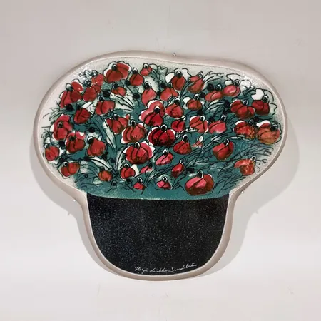 Arabia seinälautanen, Ruusut, Design Heljä Liukko-Sundström, leveys 31cm