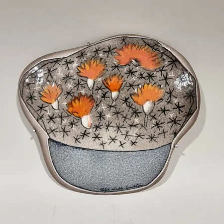 Arabia seinälautanen, Design Heljä Liukko-Sundström, leveys 20cm