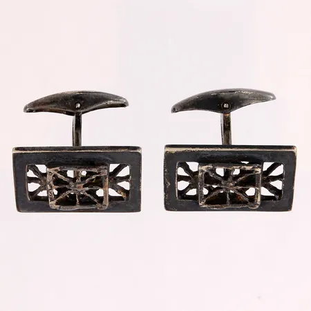 Kalvosinnapit, Pitsi, P. Sarpaneva, leveys 22mm ja korkeus 17,5mm, 830br Paino: 11,5 g