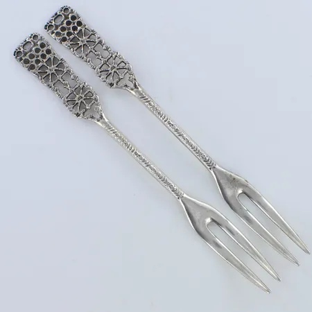 Kaksi leikkelehaarukkaa, pitsi, p.sarpaneva, pituus 132mm, 830h,  Paino: 27,5 g