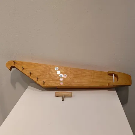 Viisikielinen kantele, soitinrakentajat AmF, pituus 62cm, suojapussi. Ota yhteys panttilainaamoon kuljetusmaksuista sopimiseksi.