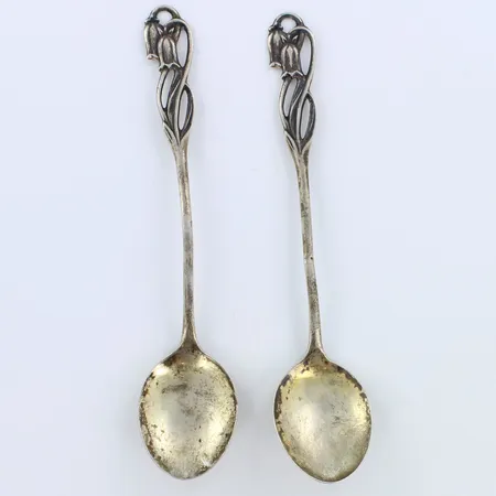 Kaksi kahvilusikkaa, kaiverrettu, taittunut,  pituus 121mm, 813h ,  Paino: 14,6 g
