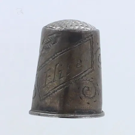 Kuvioitu sormustin, kaiverrettu, korkeus 20mm, 813h,  Paino: 3,5 g