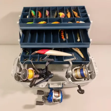 Uistinpakki, 12 vaappua, Abu Garcia Ambassadeur Blua Max matalaprofiili hyrräkela, 1 avokela Daiwa 3000, 1 avokela Okuma stingray. Ota yhteys panttilainaamoon kuljetusmaksusta sopimiseksi.