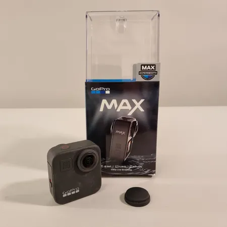 GoPro MAX 360 kamera, laatikko ja USB-johto.