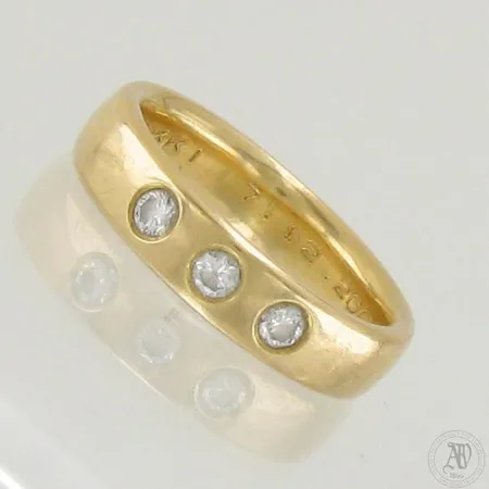Timanttisormus 3xn.0.10ct, Kalevala Koru, kaiverrettu, koko 16½, 750,   Paino: 5,9 g
