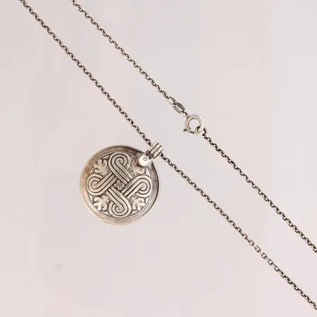 Kaulaketju ja riipus, Kalevala Koru, Hannun vaakuna, ketjun pituus 61cm, riipuksen korkeus 34mm, 925,  Paino: 13 g