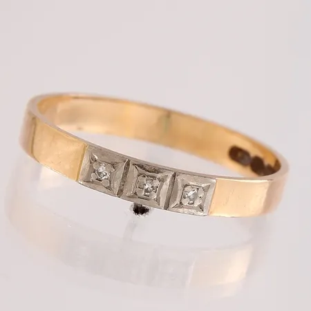 Timanttisormus 3xn.0.005ct, rungossa vääntymä, koko 18, 585br,  Paino: 3,9 g