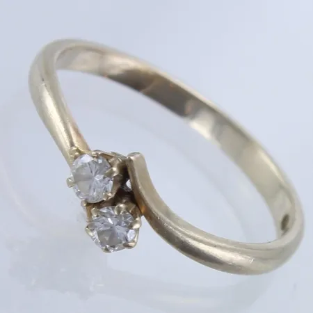 Timanttisormus 1xn.0.10ct ja 1xn.0.11ct, istutuksen yksi kynti vääntynyt, koko 19, 750 valkokulta,  Paino: 2,9 g