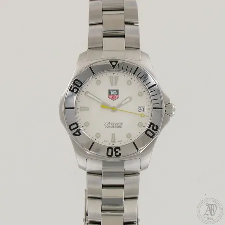 Teräsrannekello Tag Heuer Professional, quartz, sarjanumero WAB1111SK637, taulun Ø 43mm, rannekkeen pituus 210mm, taulun ulkoreunoilla naarmuja, rannekkeessa käytön jälkiä, laatikko. 