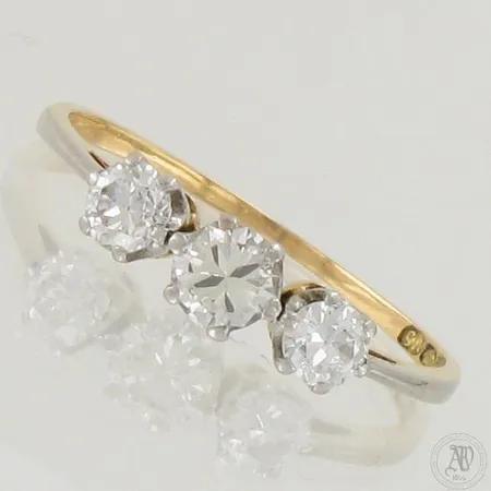 Timanttisormus 1xn.0.15ct 1xn.0.17ct 1xn.0.27ct (kuletit hiottu), koko 18½,  tekijäleima AT eli Tillander, vuodelta 1926, 750,  Paino: 1,8 g. Tekstiä muutettu 8.11.2021