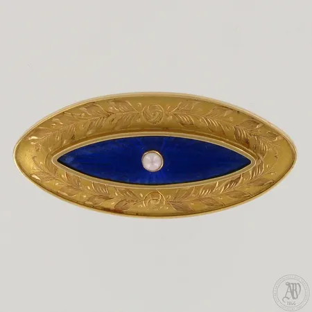 Kivirintakoru helmellä, leveys 51mm ja korkeus 23mm, vuodelta 1917, 750br,  Paino: 9,9 g