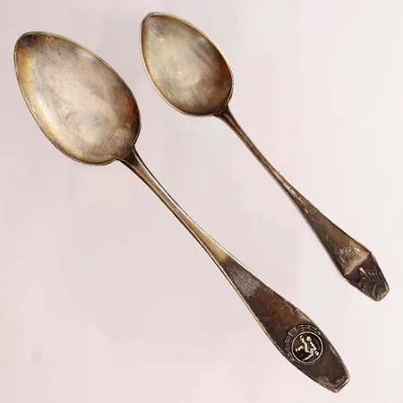 Kaksi lusikkaa, kaiverrettu, pituudet 130-167mm, 813,  Paino: 38,6 g